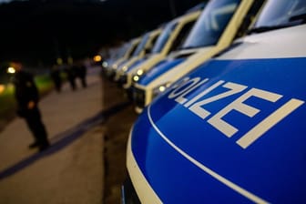 Polizeifahrzeuge an einem Sportplatz nahe Oppenau, der der Polizei als Sammelpunkt diente.