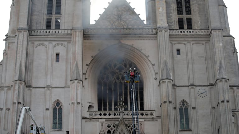Brand in der Kathedrale in Nantes: Die Feuerwehr war mit Dutzenden Einsatzkräften vor Ort.