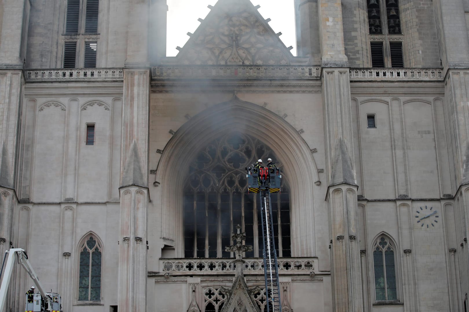 Brand in der Kathedrale in Nantes: Die Feuerwehr war mit Dutzenden Einsatzkräften vor Ort.