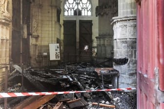 Verkohlte Trümmer liegen in der Kathedrale Saint-Pierre-et-Saint-Paul nach einem Brand.
