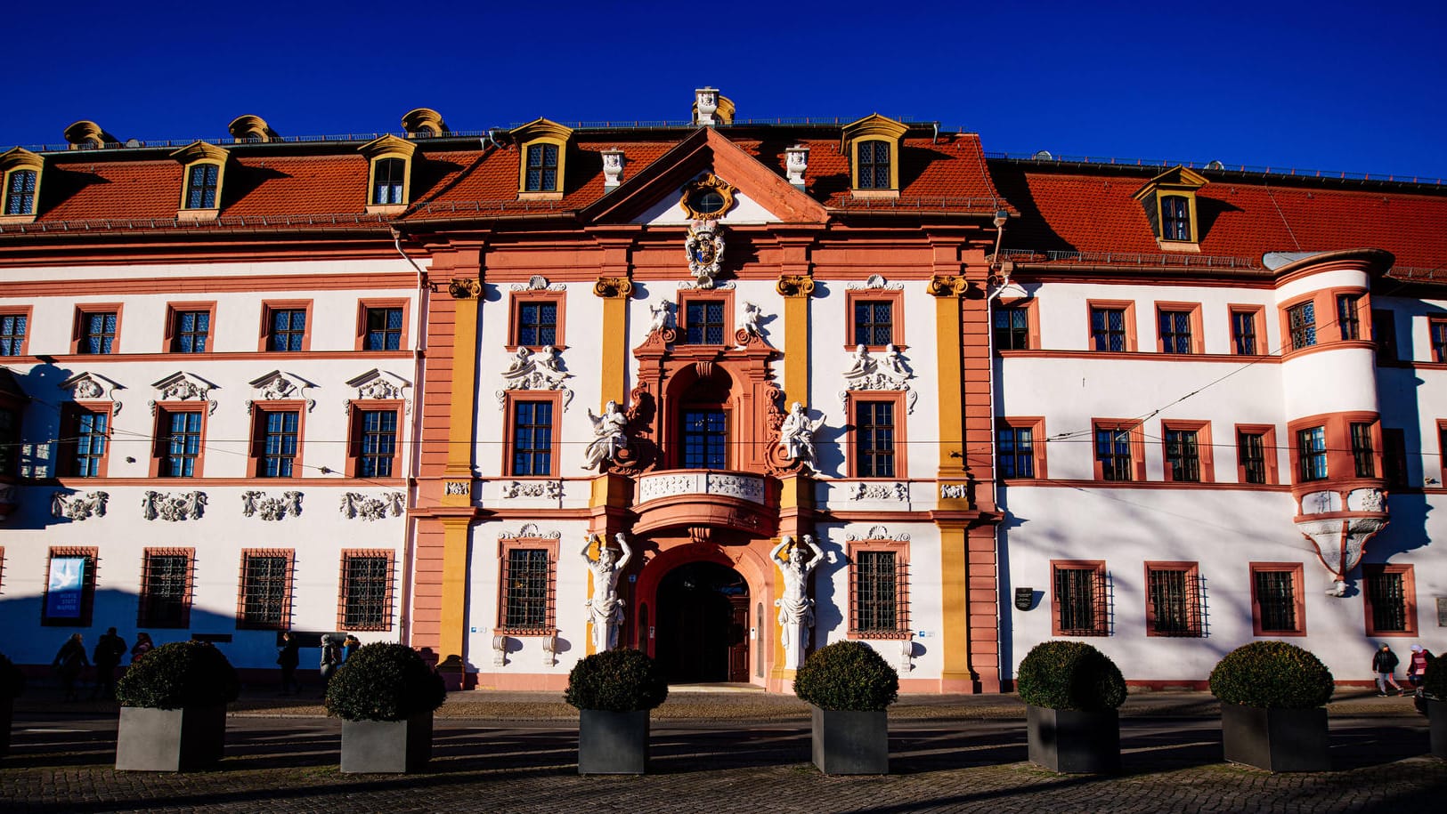 Die Thüringer Staatskanzlei: In Erfurt wurden bei einer Massenschlägerei mehrere Menschen verletzt.