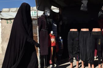 Eine Frau läuft durch das Flüchtlingslager Al-Hol: Laut Bundesregierung handelt es sich bei dem Lager um eine Brutstätte für IS-Terror.