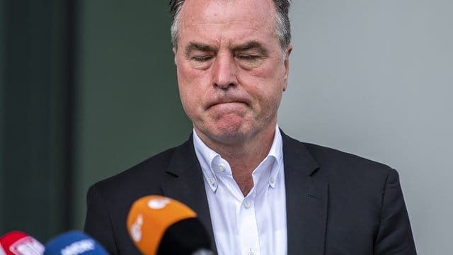 Clemens Tönnies schließt die Augen