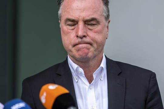 Clemens Tönnies schließt die Augen