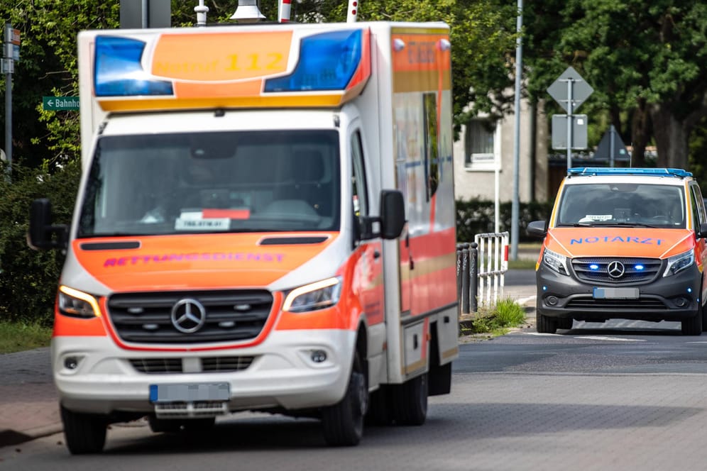 Rettungskräfte im Einsatz (Symbolbild): Am Samstag kam es in Deutschland zu mehreren schweren Motorradunfällen.