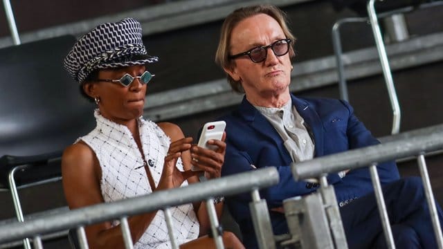 Marius Müller-Westernhagen und Ehefrau Lindiwe Suttle verfolgen das Match im Hangar als Zuschauer von der Tribüne aus.