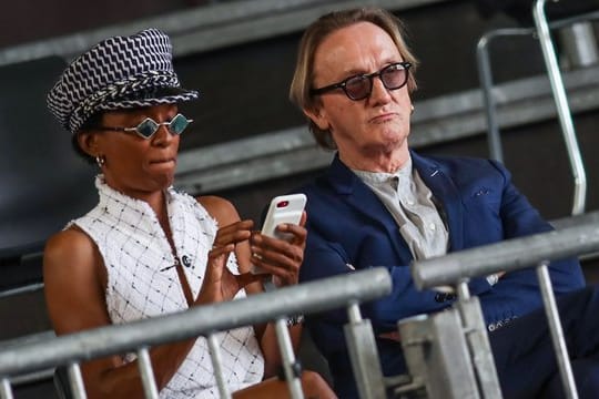 Marius Müller-Westernhagen und Ehefrau Lindiwe Suttle verfolgen das Match im Hangar als Zuschauer von der Tribüne aus.