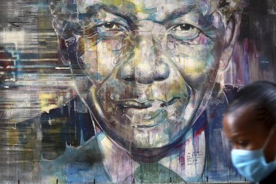 International wird am Geburtstag des verstorbenen Mandela der Nelson-Mandela-Tag gefeiert.