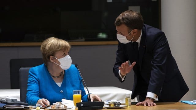 Bundeskanzlerin Angela Merkel spricht mit dem französischen Präsidenten Emmanuel Macron am zweiten Tag des EU-Gipfels.