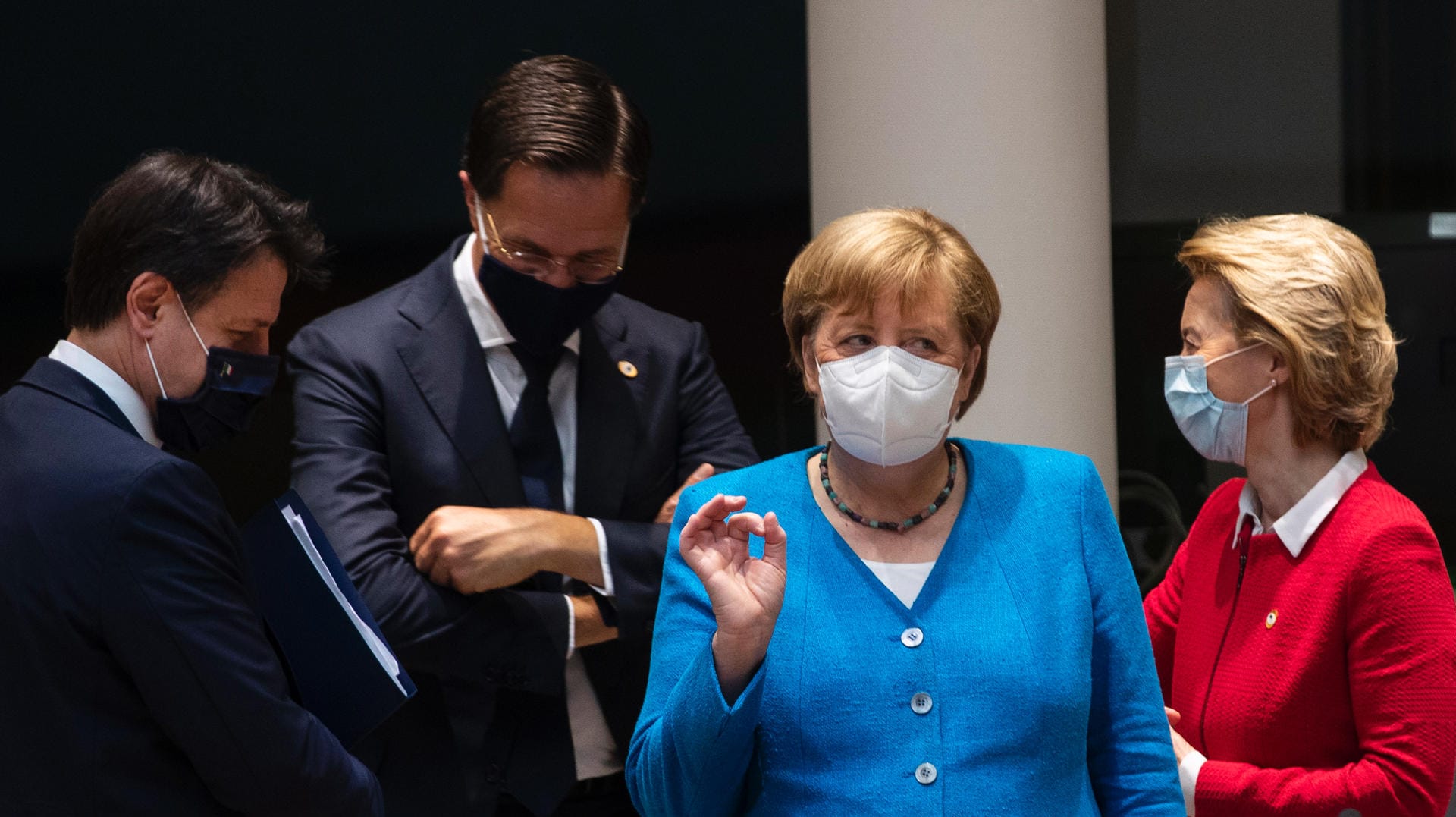 Verhandlungen im Zeichen der Corona-Krise: Kanzlerin Merkel (2.v.r.), Kommissionschefin von der Leyen, Italiens Premier Conte (l.) und der niederländische Ministerpräsident Rutte tragen in Brüssel Maske.