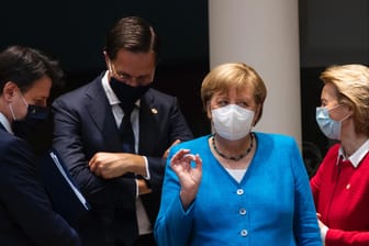 Verhandlungen im Zeichen der Corona-Krise: Kanzlerin Merkel (2.v.r.), Kommissionschefin von der Leyen, Italiens Premier Conte (l.) und der niederländische Ministerpräsident Rutte tragen in Brüssel Maske.