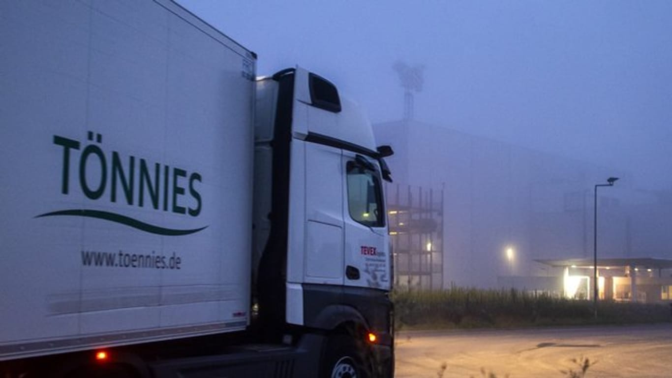 Ein Lastwagen fährt auf das Gelände des Fleischwerks Tönnies in Rheda-Wiedenbrück.