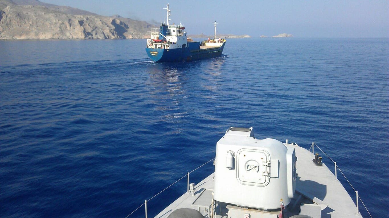 Abgefangen: Ein Boot der griechischen Küstenwache verfolgt einen Frachter unter bolivianischer Flagge, der Waffen für den Transport nach Libyen geladen haben soll. (Archivbild)