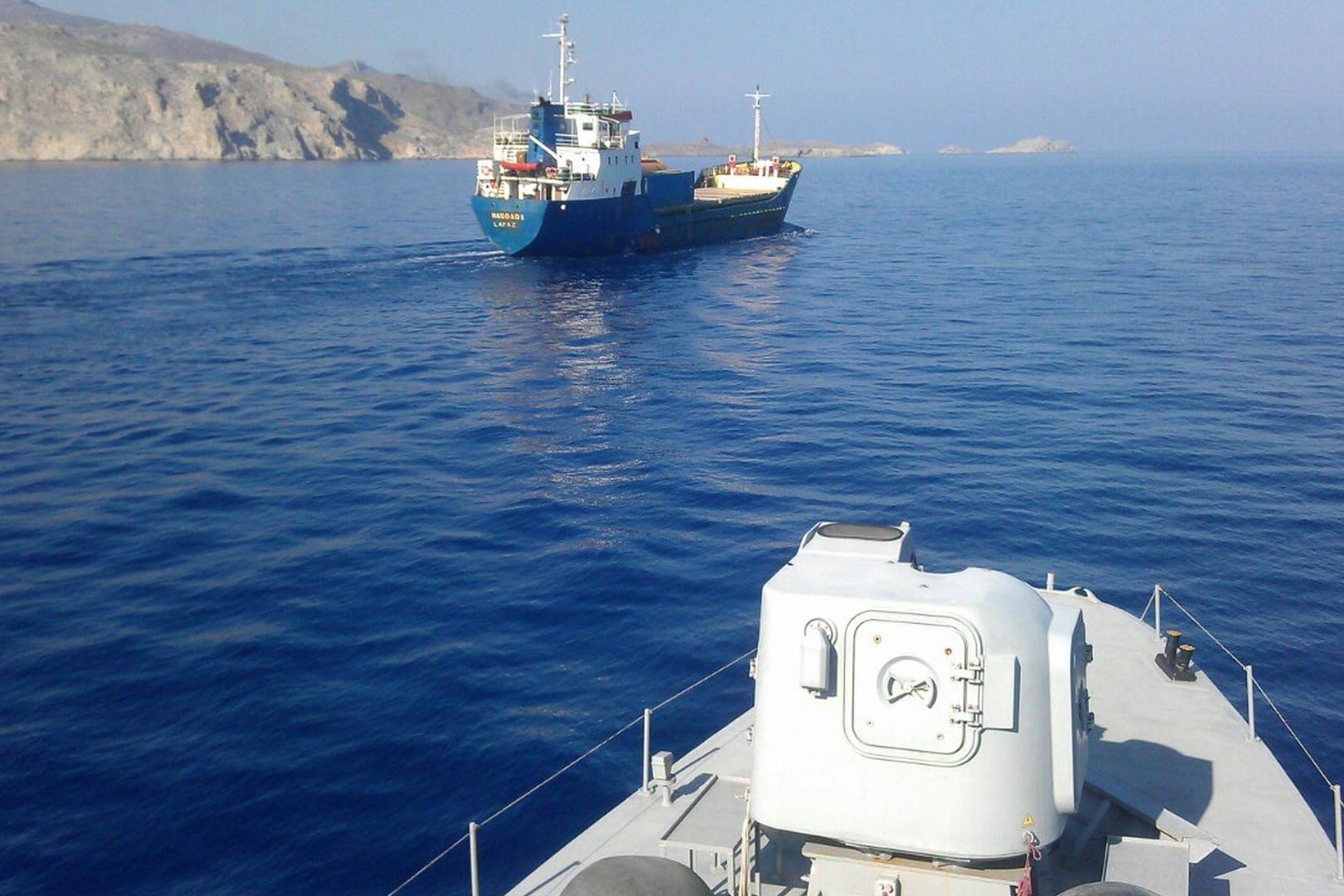 Abgefangen: Ein Boot der griechischen Küstenwache verfolgt einen Frachter unter bolivianischer Flagge, der Waffen für den Transport nach Libyen geladen haben soll. (Archivbild)