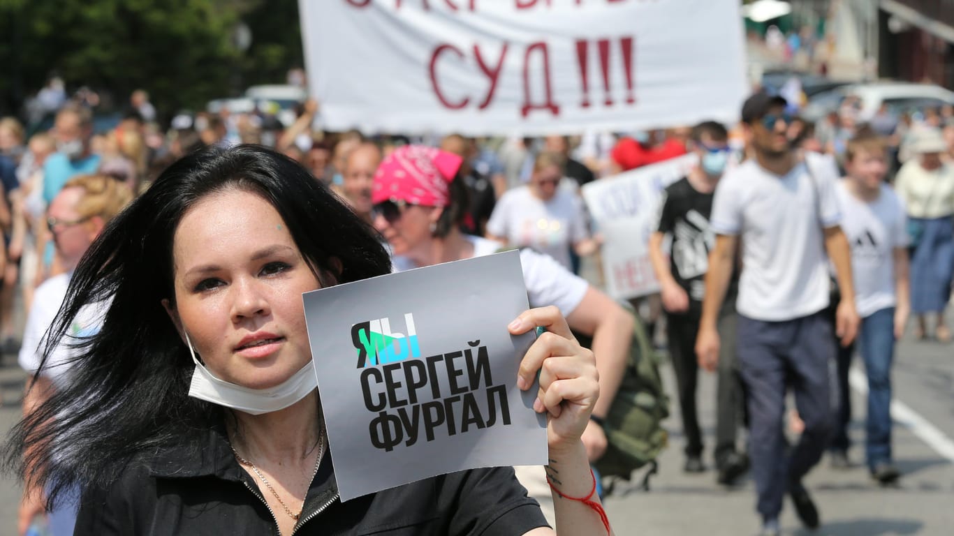 "Wir sind Sergej Furgal": Eine junge Demonstrantin hält ein Plakat hoch.