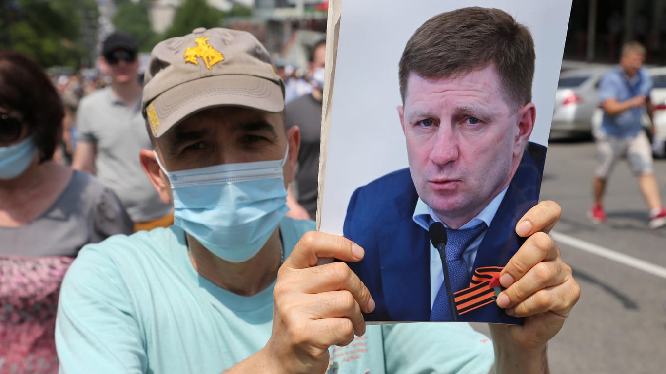 Politisch motivierte Verhaftung? Sergei Furgal, hier auf dem Foto eines Demonstranten, hatte vor zwei Jahren den Kandidaten der Regierungspartei überraschend geschlagen.