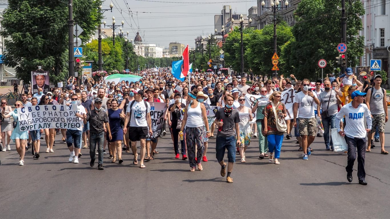 Sie sind zu Tausenden gekommen: Proteste wie diese in Chabarowsk gab es in den russischen Regionen schon lange nicht mehr.