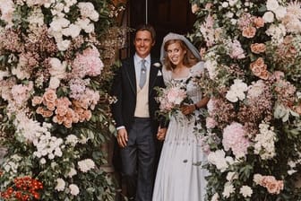 Das offizielle Hochzeitsfoto zeigt Prinzessin Beatrice von York und ihren Ehemann Edoardo Mapelli Mozzi nach der Trauung vor der "Royal Chapel of All Saints" auf dem Gelände von Schloss Windsor.