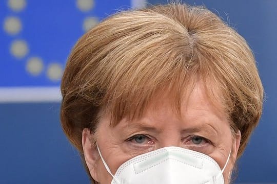 Bundeskanzlerin Angela Merkel trifft beim EU-Gipfel im Gebäude des Europäischen Rates ein.