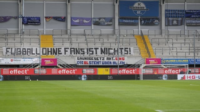 "Fußball ohne Fans ist nichts!" steht auf einem Transparent in der Paderborner Benteler-Arena. "Fußball ohne Fans ist nichts!" steht auf einem Transparent in der Paderborner Benteler-Arena.