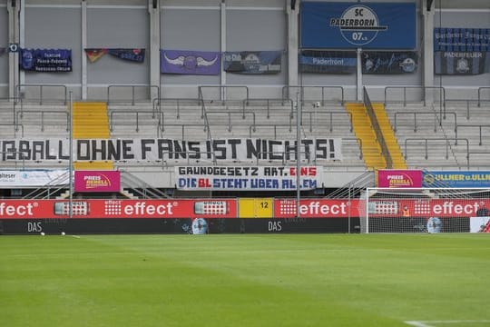 "Fußball ohne Fans ist nichts!" steht auf einem Transparent in der Paderborner Benteler-Arena.