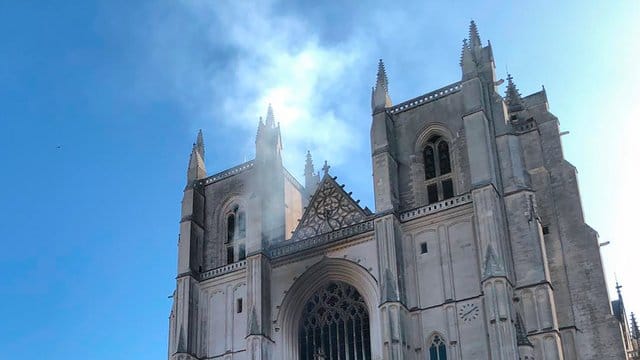 In der Kathedrale der westfranzösischen Stadt Nantes ist ein Feuer ausgebrochen.