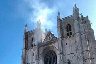 In der Kathedrale der westfranzösischen Stadt Nantes ist ein Feuer ausgebrochen.