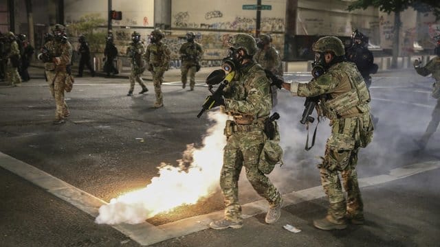Polizisten im Einsatz gegen Demonstranten in Portland. Polizisten im Einsatz gegen Demonstranten in Portland.