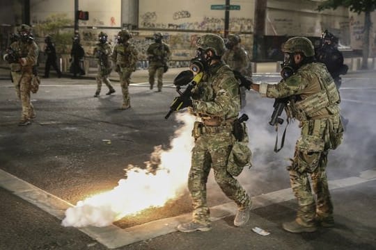 Polizisten im Einsatz gegen Demonstranten in Portland.