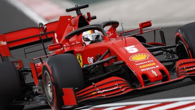 Sebastian Vettel vom Team Ferrari lenkt sein Auto während des Qualifyings auf der Hungaroring-Rennstrecke.