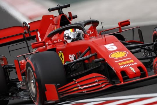 Sebastian Vettel vom Team Ferrari lenkt sein Auto während des Qualifyings auf der Hungaroring-Rennstrecke.