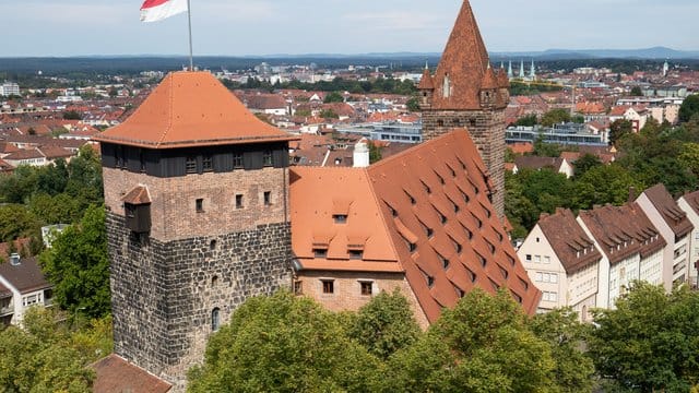 In den Kaiserstallungen in Nürnberg ist eine der ältesten Jugendherbergen untergebracht. In den Kaiserstallungen in Nürnberg ist eine der ältesten Jugendherbergen untergebracht.