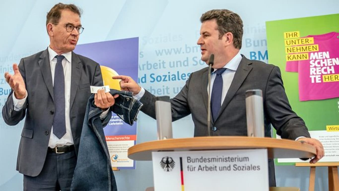 Arbeitsminister Heil (r) und Entwicklungsmminister Müller während einer Pressekonferenz zum Lieferkettengesetz in Berlin.