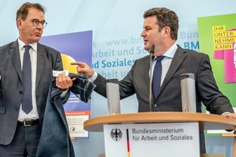 Arbeitsminister Heil (r) und Entwicklungsmminister Müller während einer Pressekonferenz zum Lieferkettengesetz in Berlin.