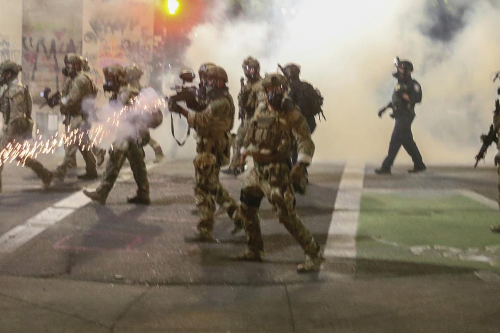 Bewaffnete Polizisten feuern bei einer Demonstration mit Tränengas: Der Einsatz von Bundespolizisten steht in der Kritik.