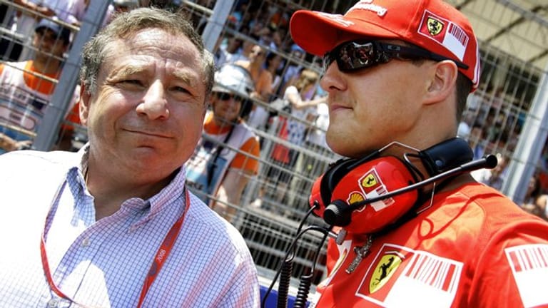 Der damalige Ferrari-Teamchef Jean Todt (l) und Michael Schumacher, der nach dem ersten Rücktritt als Testfahrer half die Rennwagen zu optimieren.