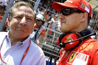 Der damalige Ferrari-Teamchef Jean Todt (l) und Michael Schumacher, der nach dem ersten Rücktritt als Testfahrer half die Rennwagen zu optimieren.