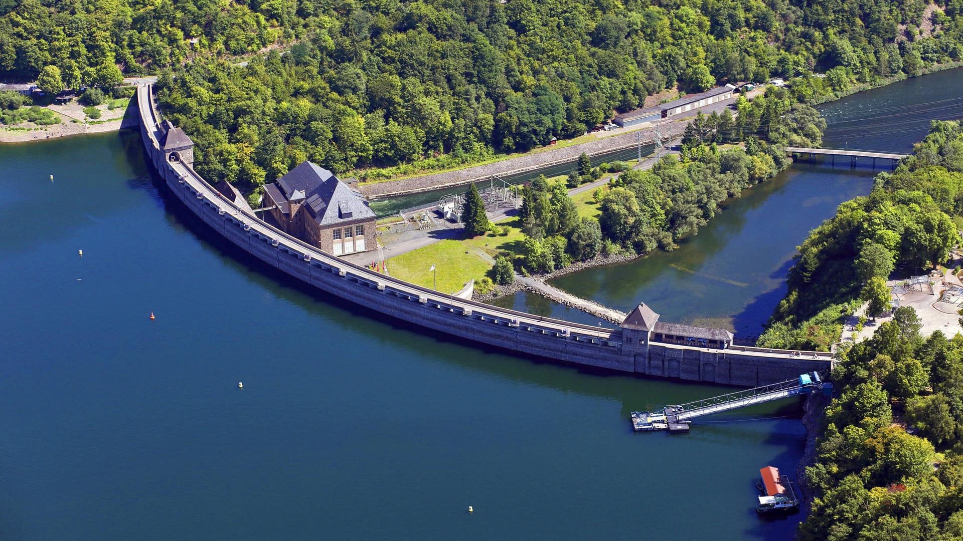 Der Edersee hat im Vergleich zum Vorjahr deutlich an Wasser verloren.