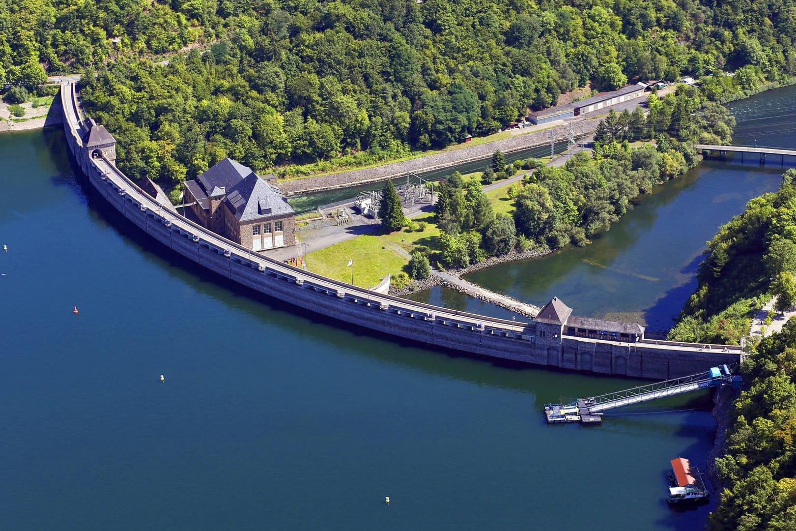Der Edersee hat im Vergleich zum Vorjahr deutlich an Wasser verloren.