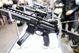 Gewehre von SIG Sauer auf einer Messe: Deutschland hat bei Rüstungsexporten gegen EU-Richtlinien verstoßen.