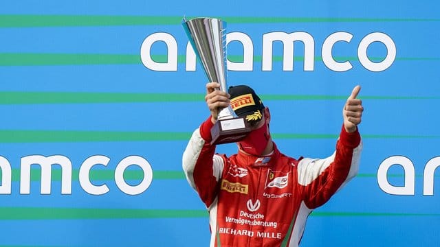 Feiert seinen dritten Platz beim Formel-2-Rennen in Ungarn: Mick Schumacher. Feiert seinen dritten Platz beim Formel-2-Rennen in Ungarn: Mick Schumacher.