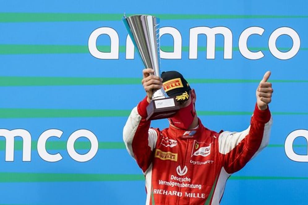 Feiert seinen dritten Platz beim Formel-2-Rennen in Ungarn: Mick Schumacher.