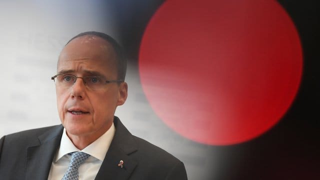 Hessens Innenminister Peter Beuth spricht in Wiesbaden.