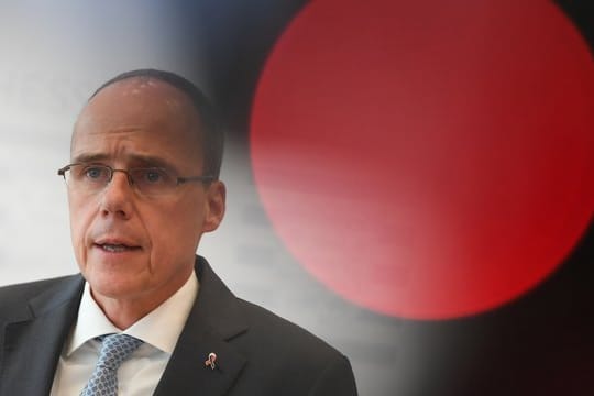Hessens Innenminister Peter Beuth spricht in Wiesbaden.