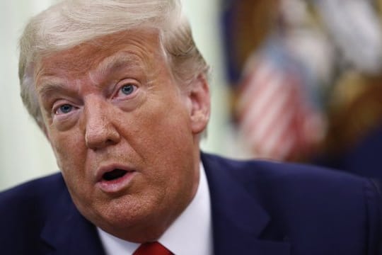 US-Präsident Donald Trump spricht im Oval Office des Weißen Hauses.