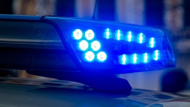 Ein Blaulicht der Polizei leuchtet auf