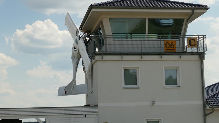 Heftiger Aufprall: Das Flugzeug hing nach der Kollision im Tower des Flugplatzes Eggersdorf fest.