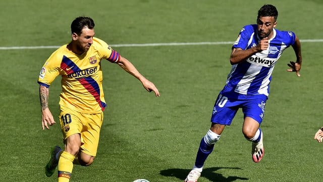Lionel Messi (l) gelang gegen Alavés der 21. Lionel Messi (l) gelang gegen Alavés der 21.