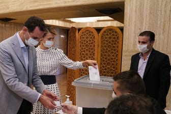 Baschar al-Assad, Präsident von Syrien, und seine Ehefrau Asma al-Assad, geben ihre Stimmzettel für die Parlamentswahlen in einem Wahllokal ab.