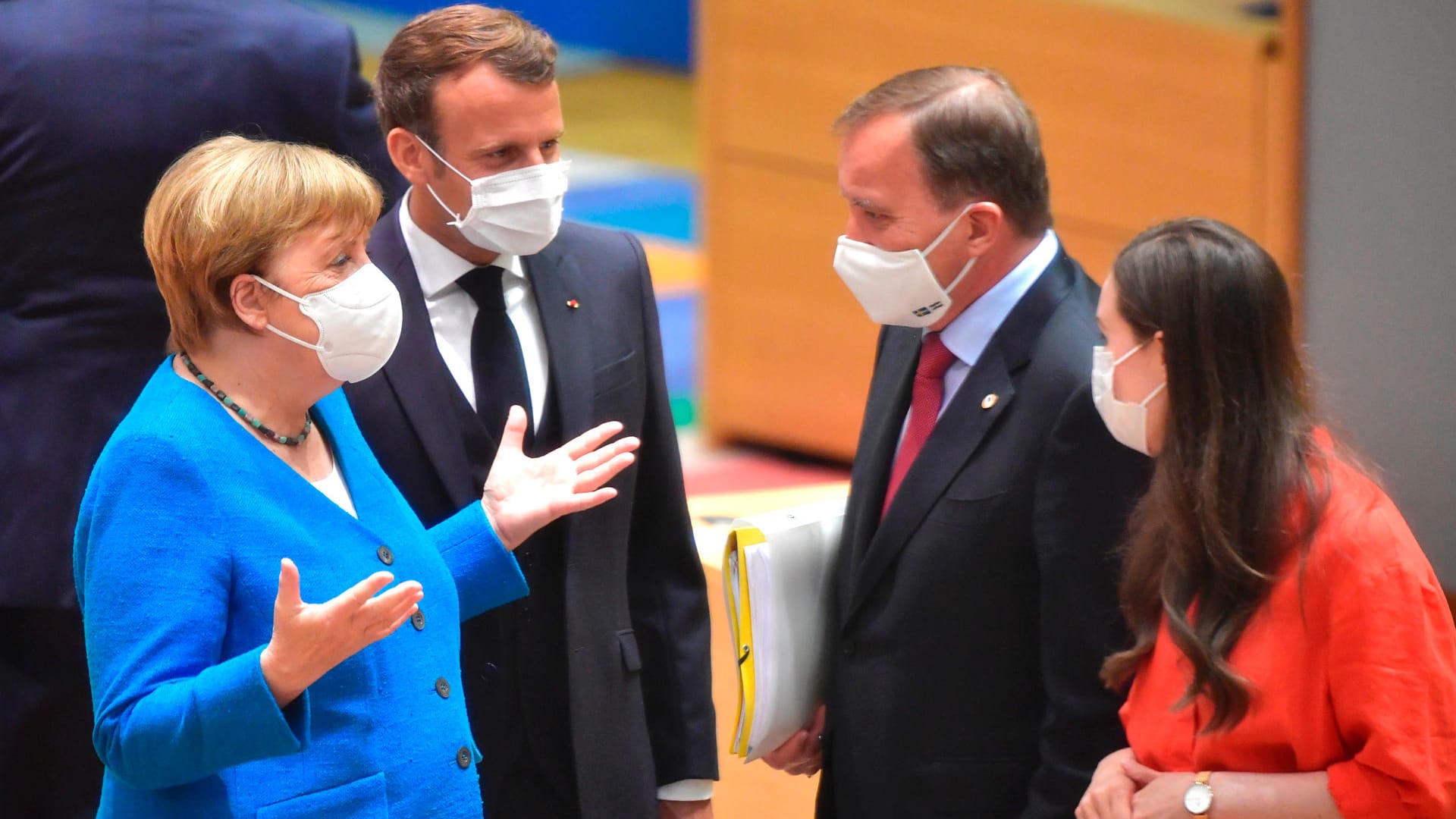 Kanzlerin Merkel (v.l.), Frankreichs Präsident Macron, Schwedens Premierminister Löfven und Finnlands Premierministerin Marin beim EU-Sondergipfel.